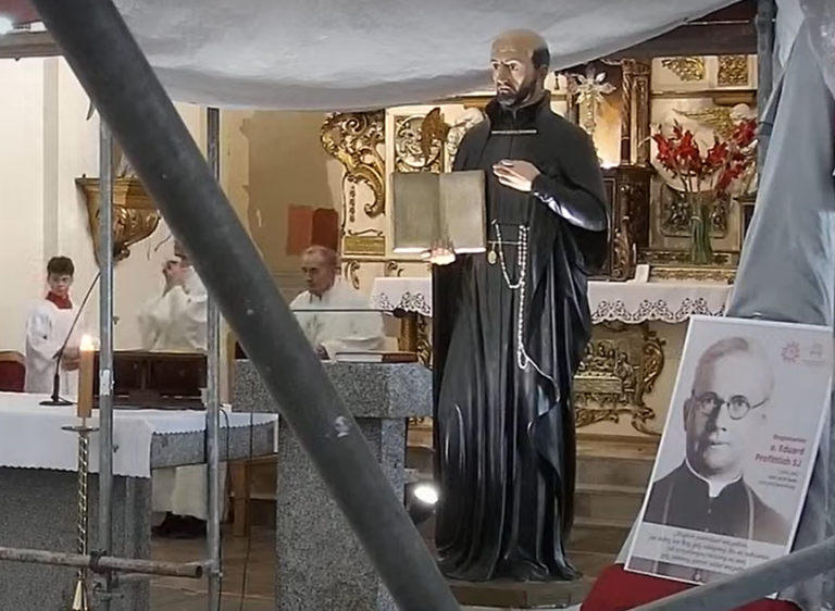 Św. Ignacy i ktoś sprzed 100 lat obok